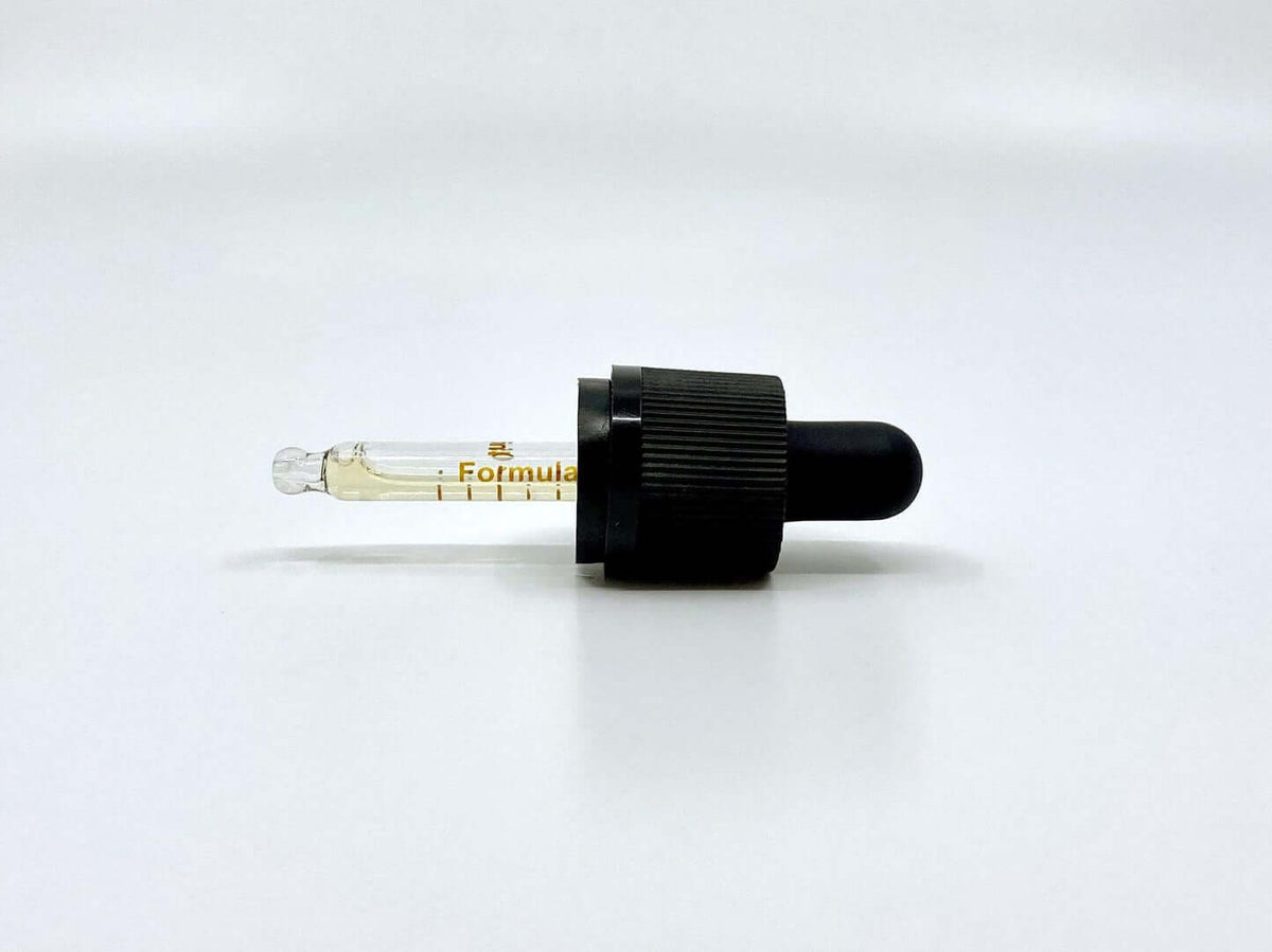 Pipette til CBD olie på hvid baggrund