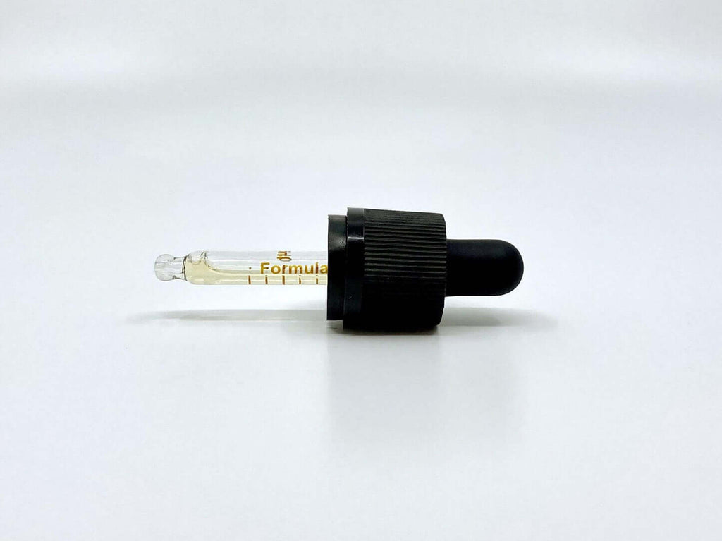 Pipette med RAW CBD olie på hvid baggrund