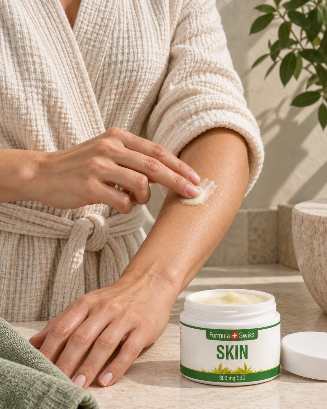 Skin Balm Formula Swiss accanto a una persona che applica la crema sull'avambraccio