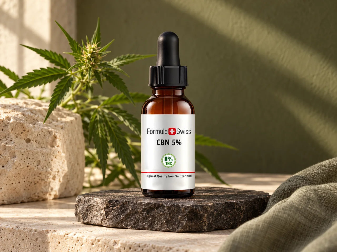 Flacone di olio di CBN al 5 % Formula Swiss su pietra, accanto a canapa coltivata biologicamente