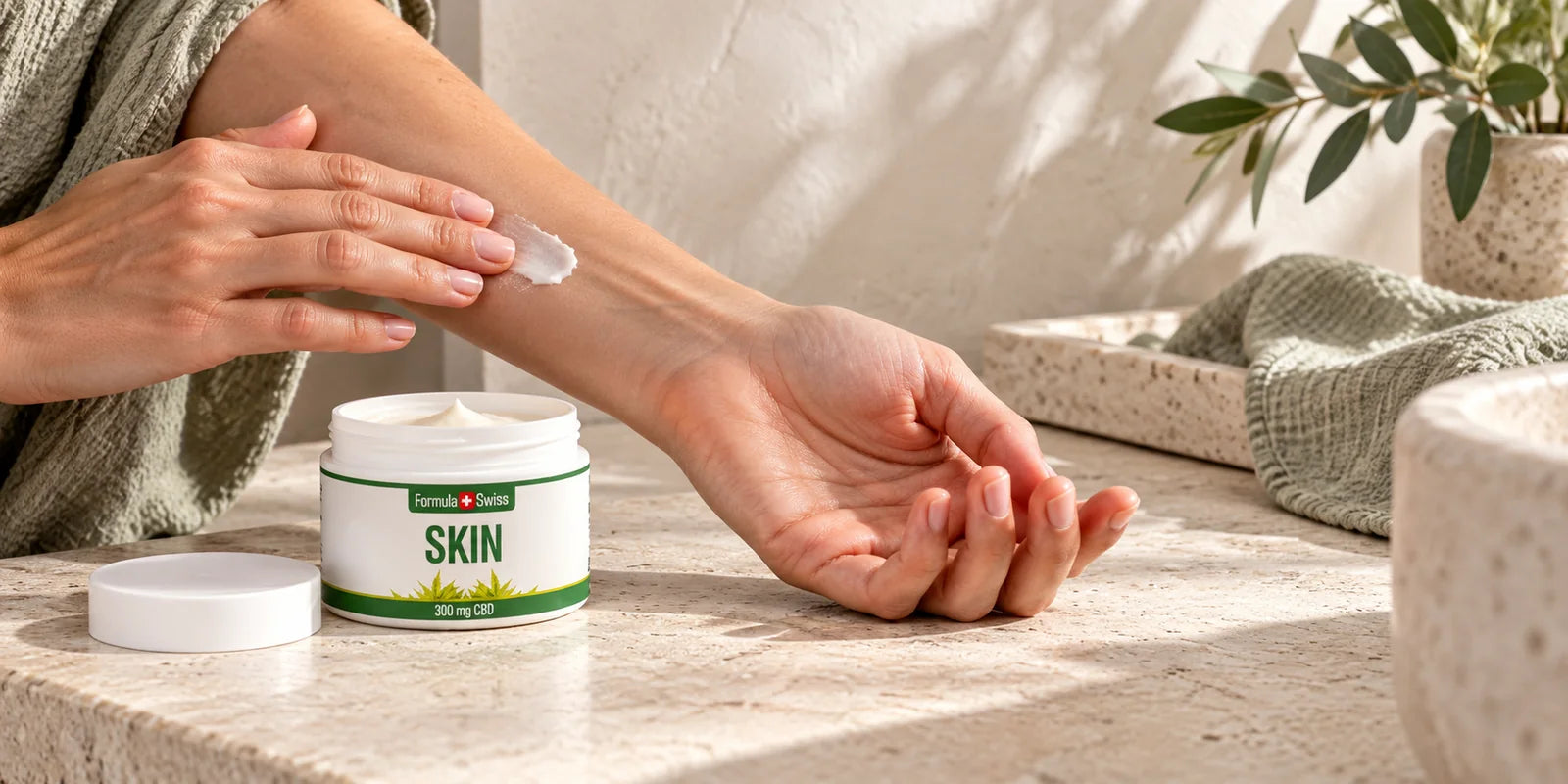 Vasetto di Skin Balm Formula Swiss su una superficie in pietra chiara